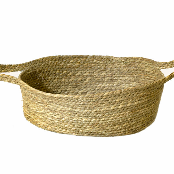 Straw basket in an oval shape, and a size of 31x23x11cm