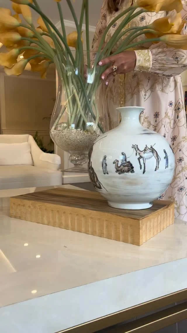 هل كنتِ تعلمين أن القاعدة الخشبية التي وضعناها على طاولة الوسط ليست مجرد قطعة ديكور؟
بلمسة بسيطة، يمكنكِ قلبها لتتحوّل إلى صينية أنيقة، تقدّمين فيها الأكواب وصحن المكسرات بكل ذوق وذكاء.
فالتفاصيل العملية هي ما يمنح كل زاوية في 
منزلكِ طابعاً خاصاً ومميزاً.

شكر خاص للسيدة  دانا غوشة على استضافتها لنا

@lanes_jo