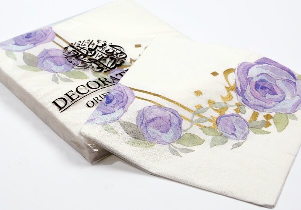 alt="paper napkins light purple lilac flowers"