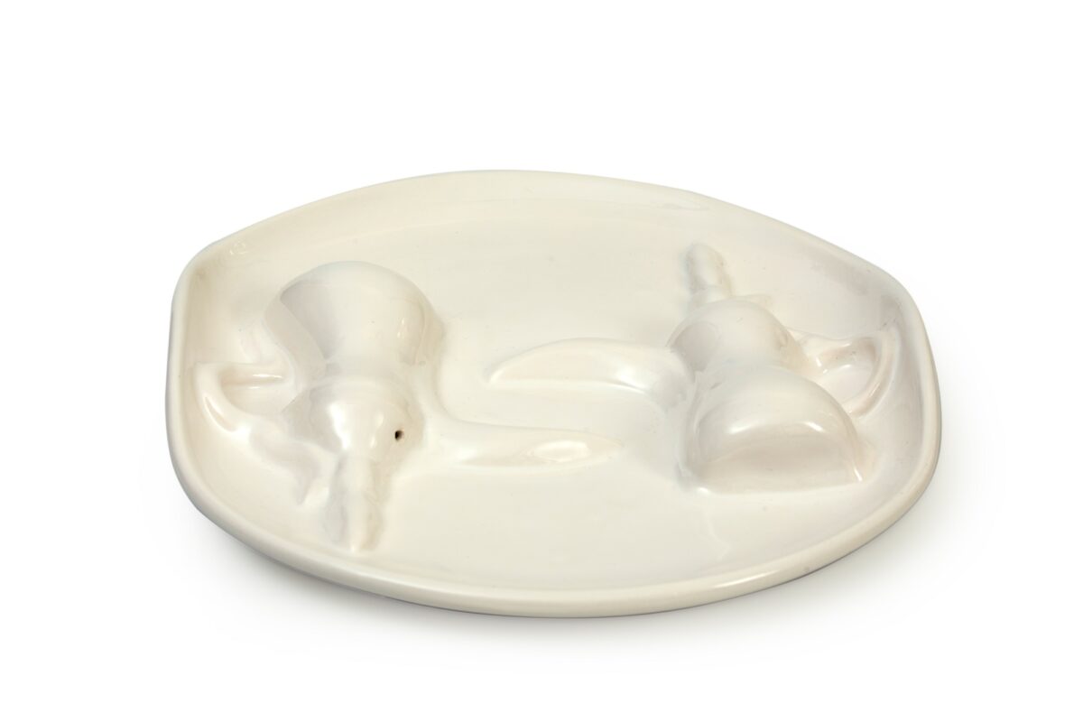 alt="Ceramic Arabic plate carved Daleh creamy white"