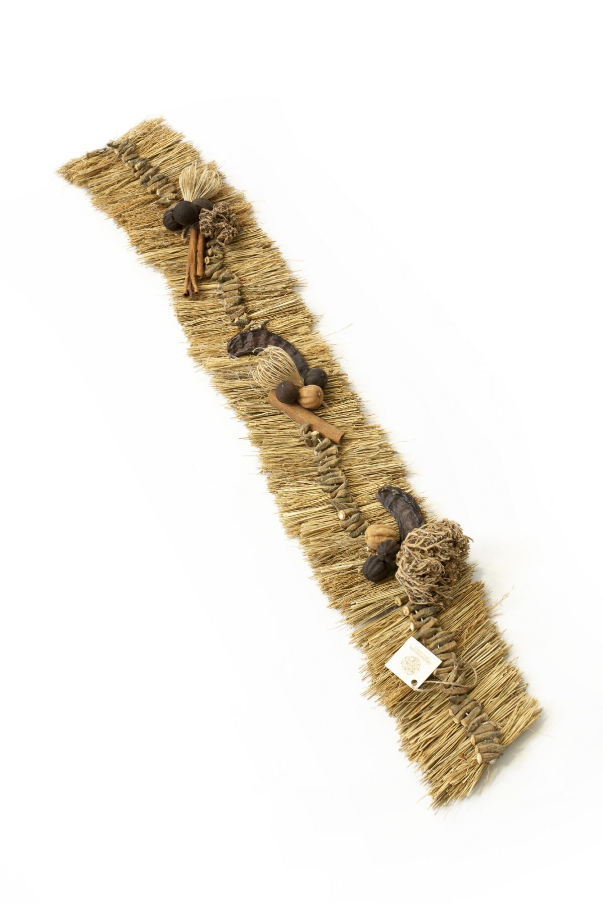 alt="straw runner with natural dried plants"