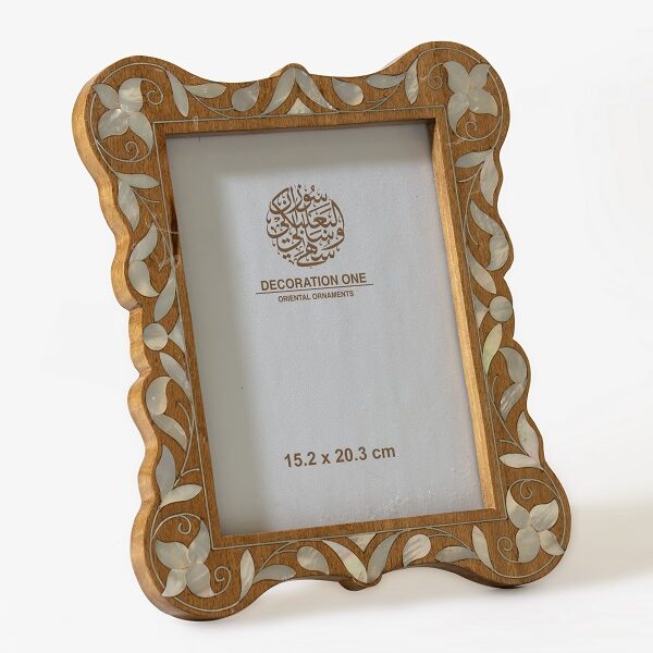 alt="clear cake stand with arabic letters"