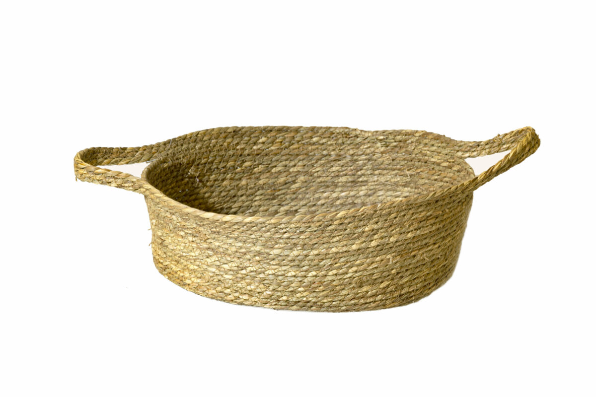 Straw basket in an oval shape, and a size of 31x23x11cm