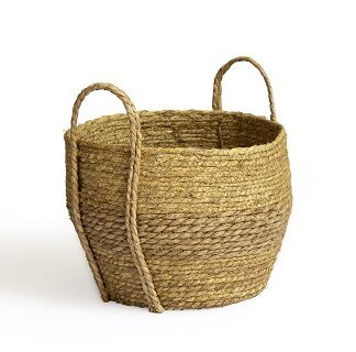 Straw basket with an outside handle, and a size of 27x20cm
