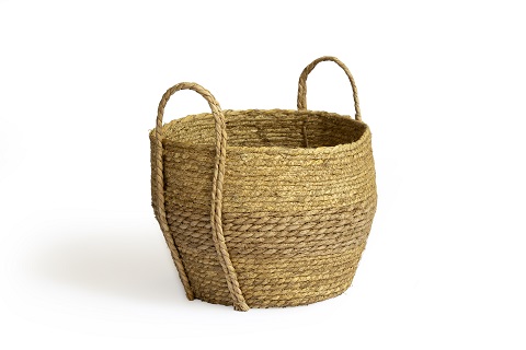 Straw basket with an outside handle, and a size of 27x20cm