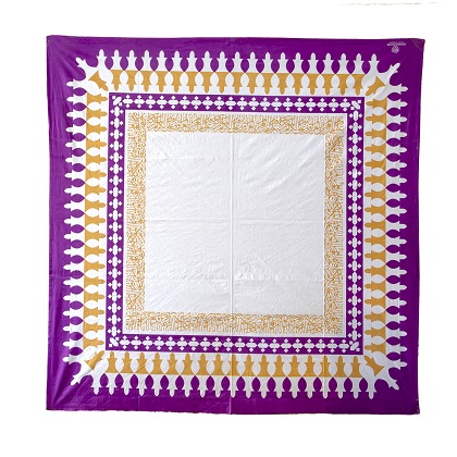 "Purple cotton table cloth, 150cmx150cm, adorned with a verse written by the poet Al Mutanabi describing how people's true selves is shown in how generous they are. عَلى قَدرِ أَهلِ العَزمِ تَأتي العَزائِمُ
وَتَأتي عَلى قَدرِ الكِرامِ المَكارِم. "