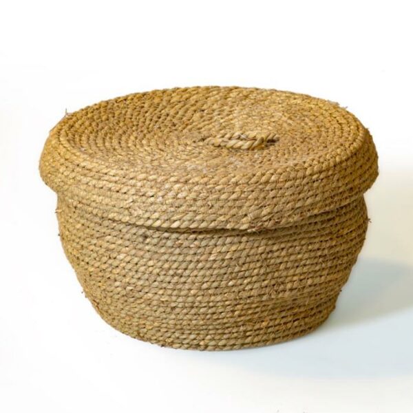 Straw basket with a removable cover, and a size of 30x18cm