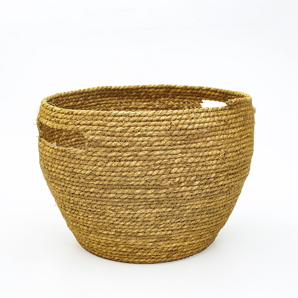 Straw basket with an inside handle, and a size of 26x22cm