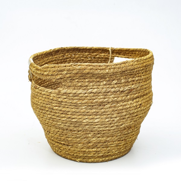 Straw basket with an inside handle, and a size of 31x25cm