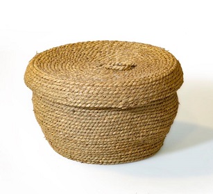 Straw basket with a removable cover, and a size of 24x15cm