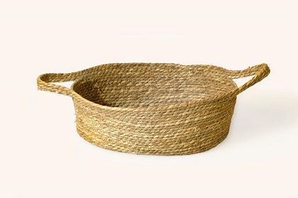 Straw basket in an oval shape, and a size of 44x301x5cm